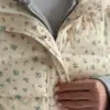 Жилетка стьобана дута молочна у блакитну квітку
