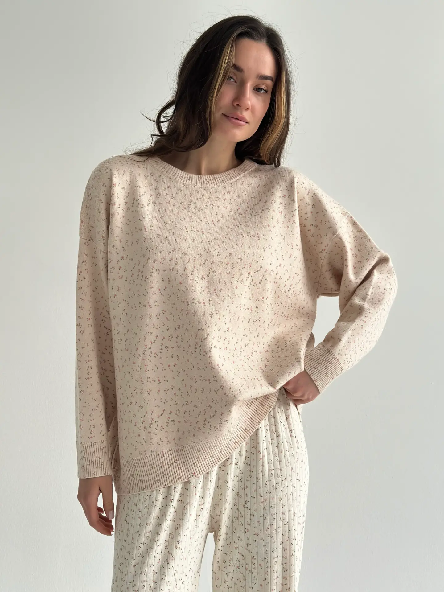 Светр вʼязаний у рожеву квітку “onesize”