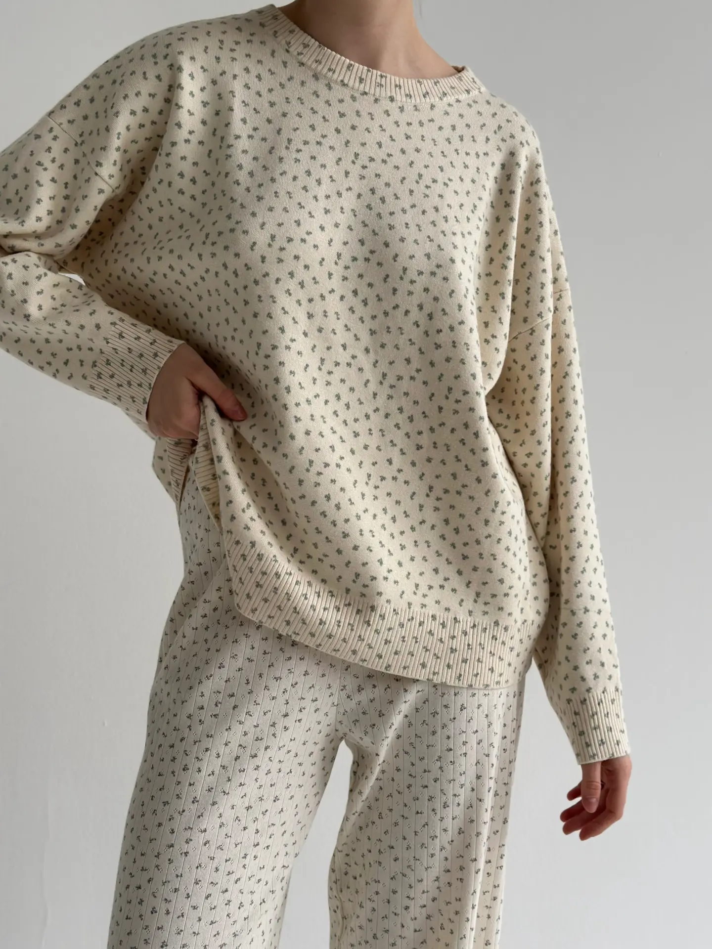 Светр вʼязаний молочний у блакитну квітку “onesize”