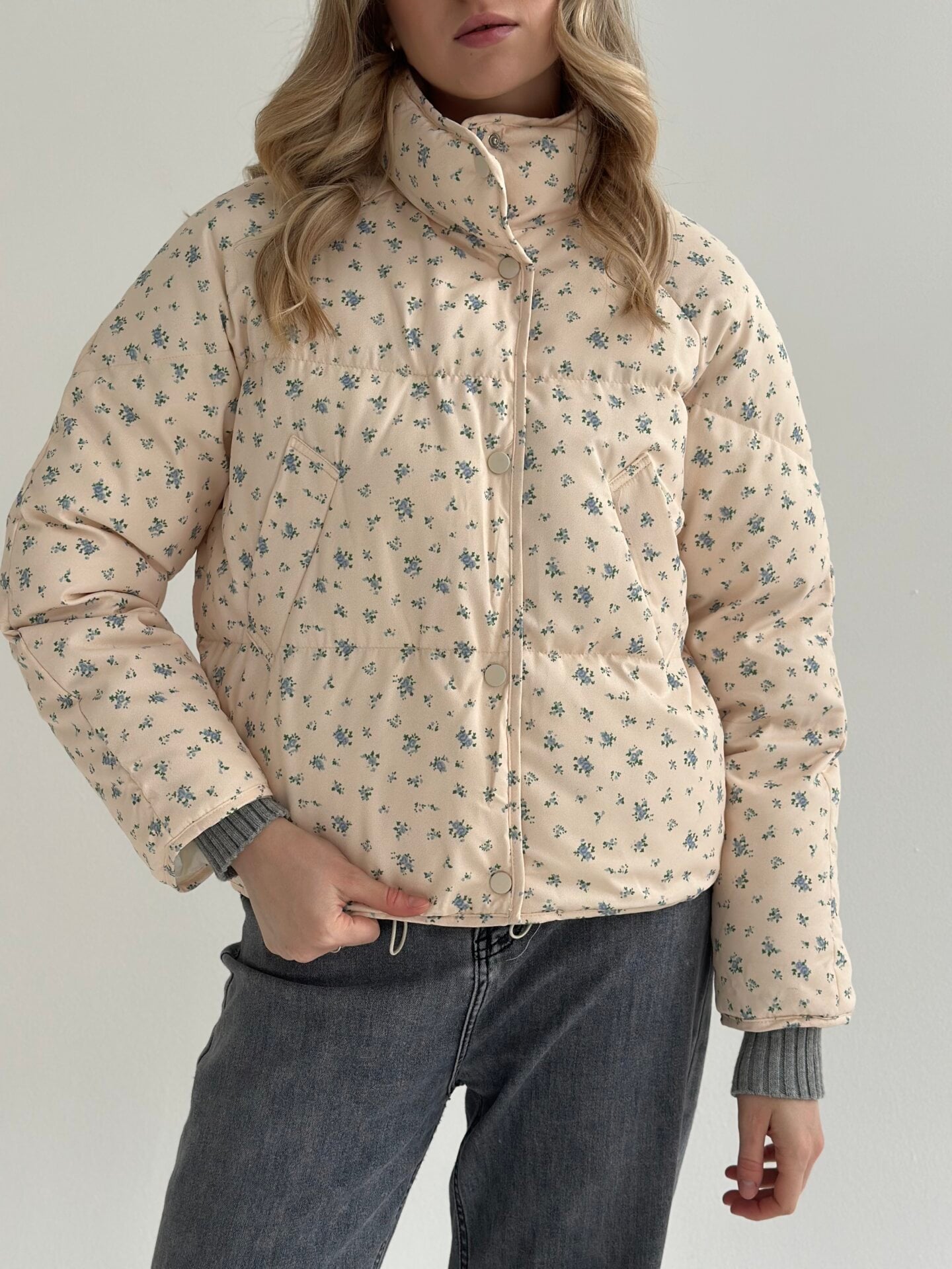 Куртка стьобана демісезонна молочна у блакитну квітку
