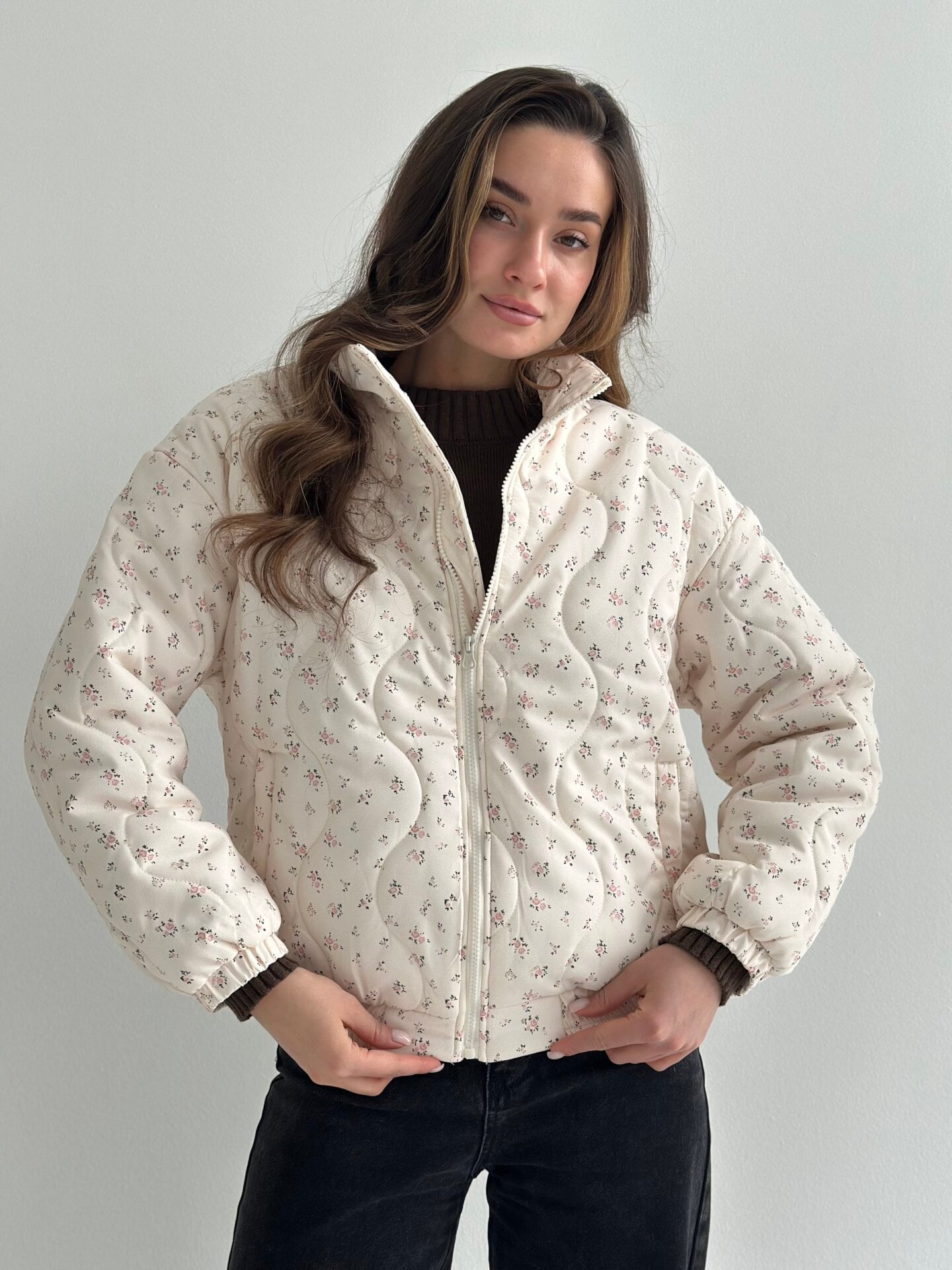 Куртка стьобана демісезонна молочна у рожеву квітку