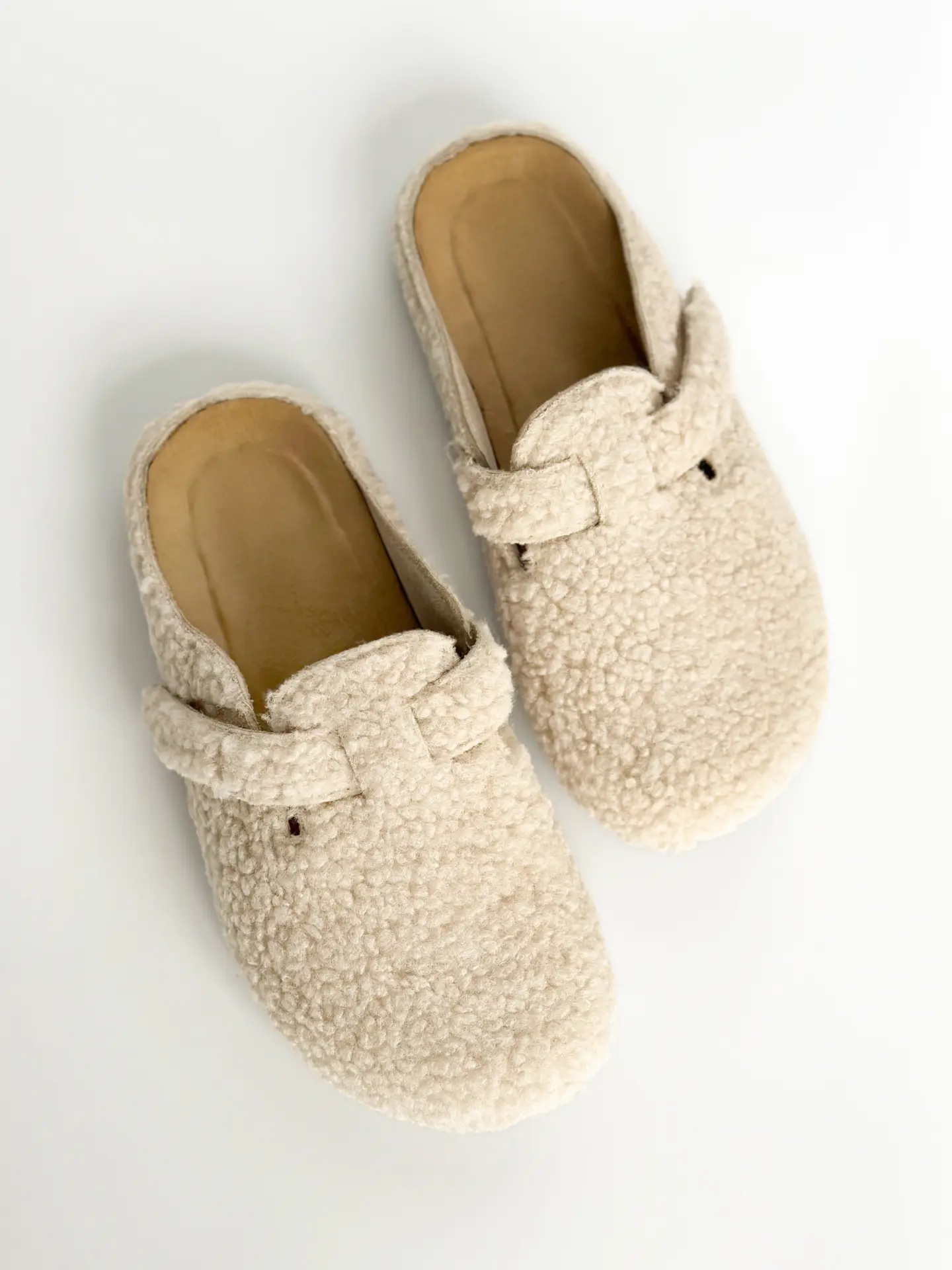 Клоги жіночі Teddy з ремінцем молочні