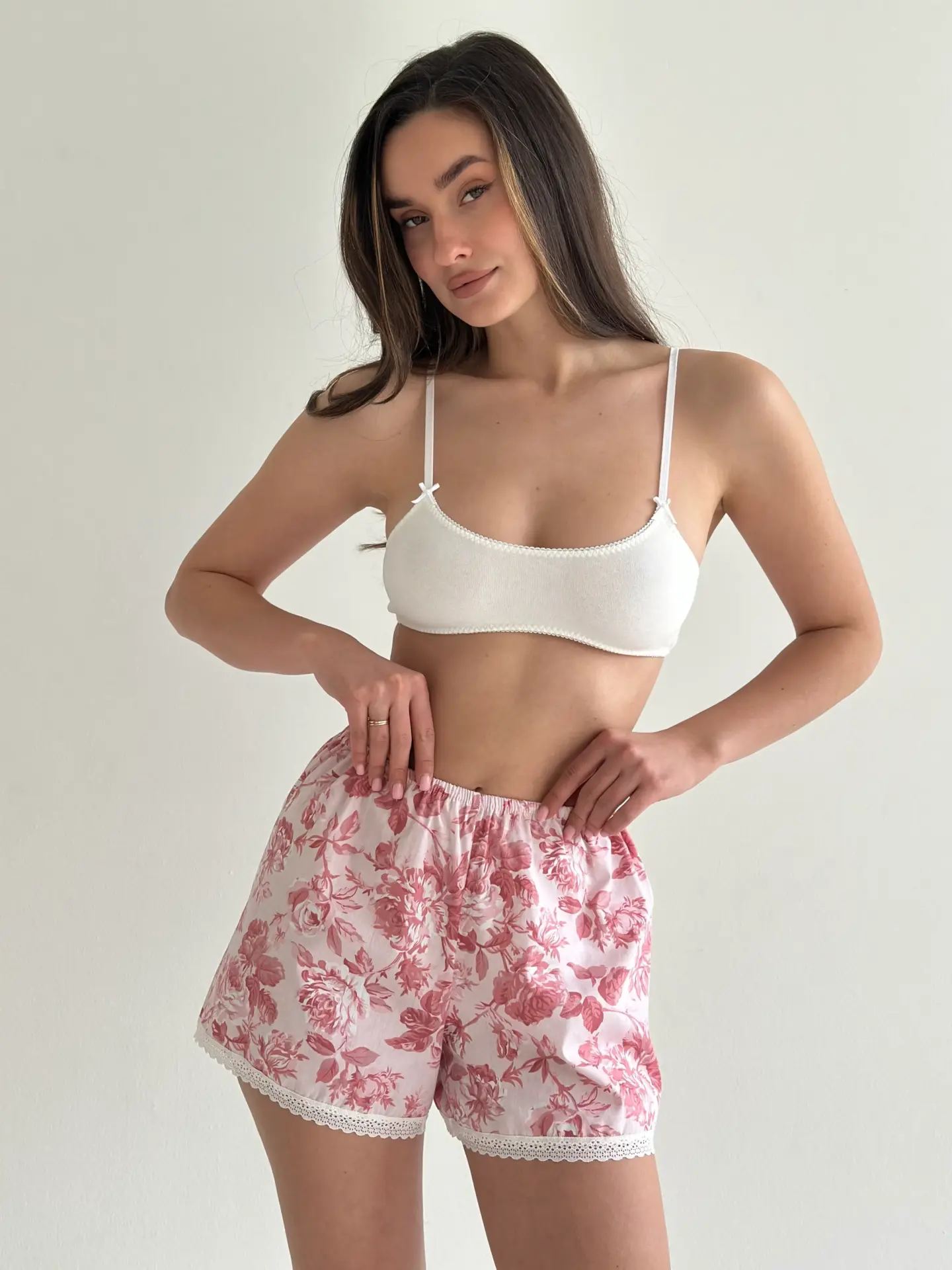 Сатин Шорти моно троянди чайні на рожевому