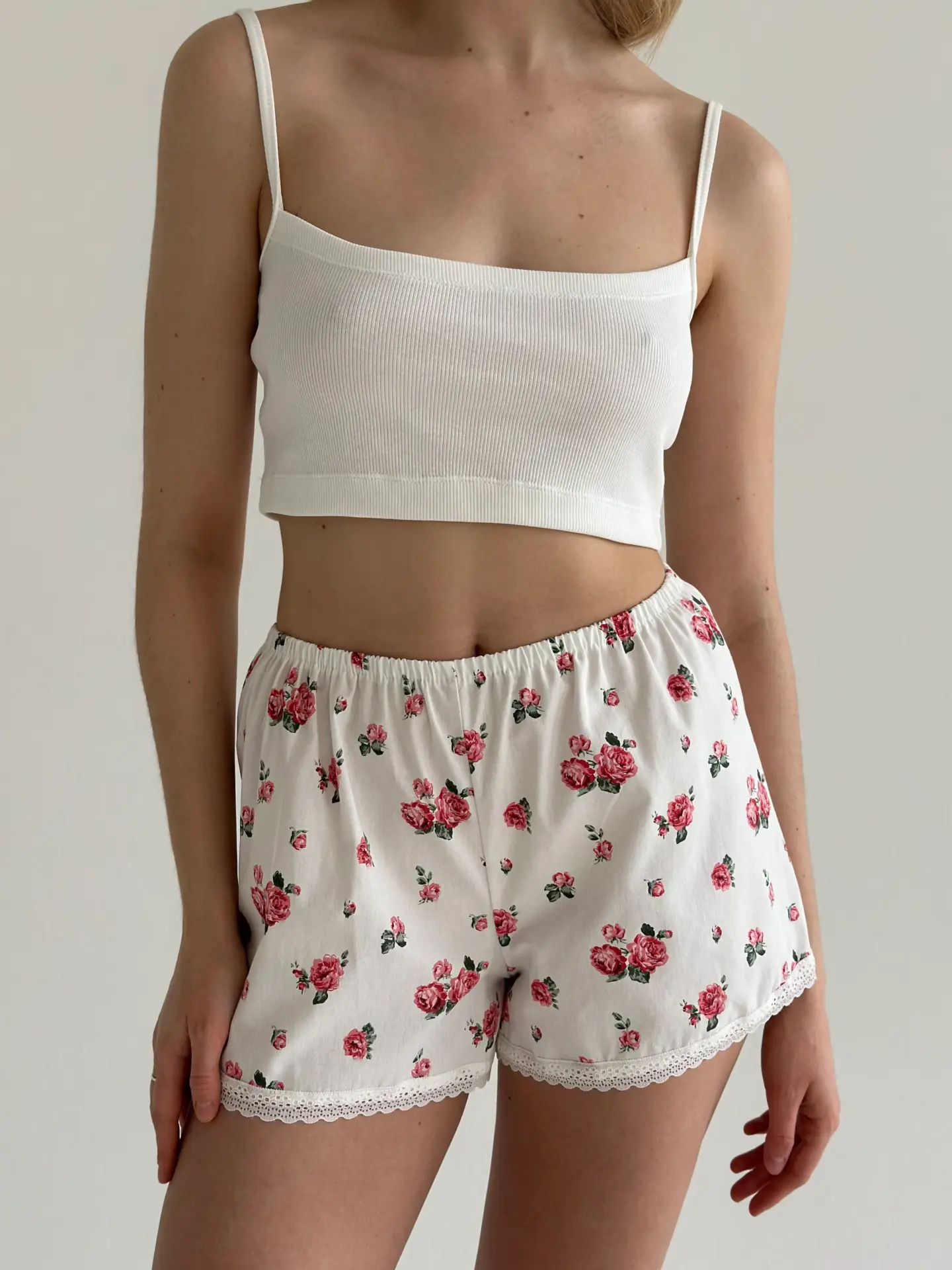 Сатин Шорти моно троянди червоні з листочками