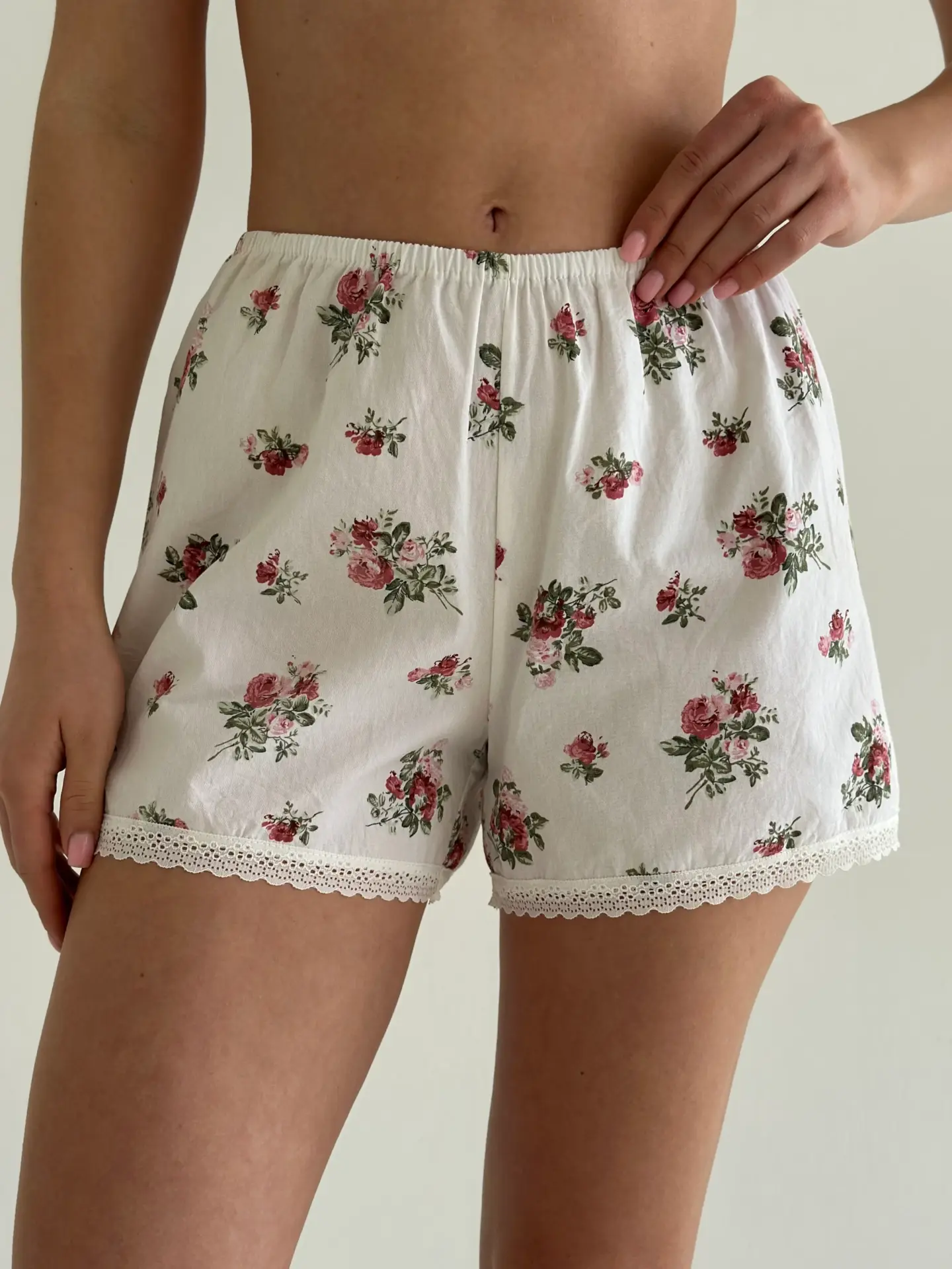 Сатин Шорти моно троянди кущові на молочному