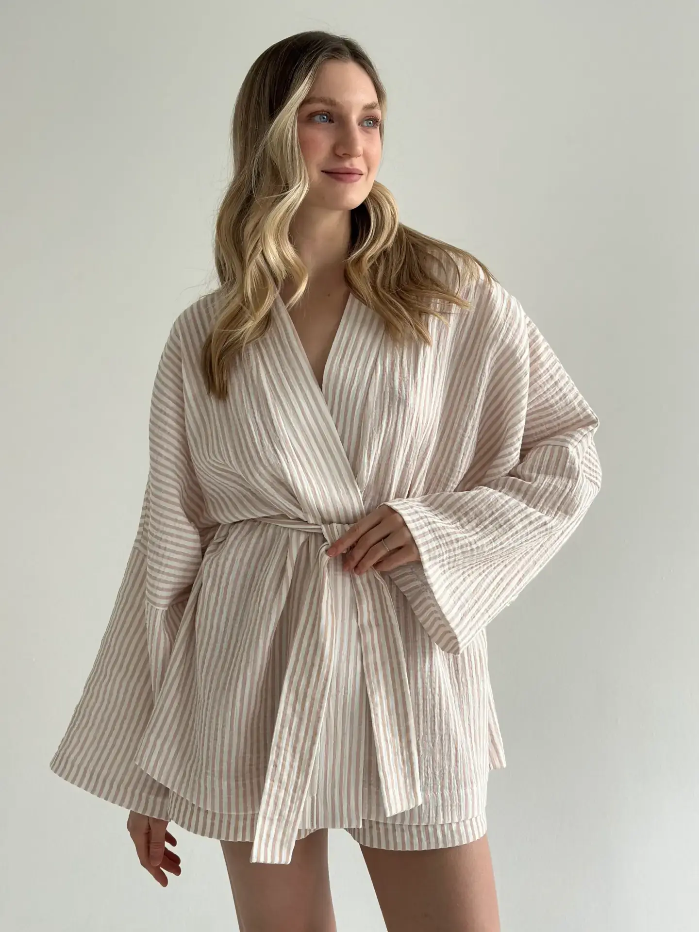 Мусліновий набір 2-шаровий кімоно та шорти смужка бежева