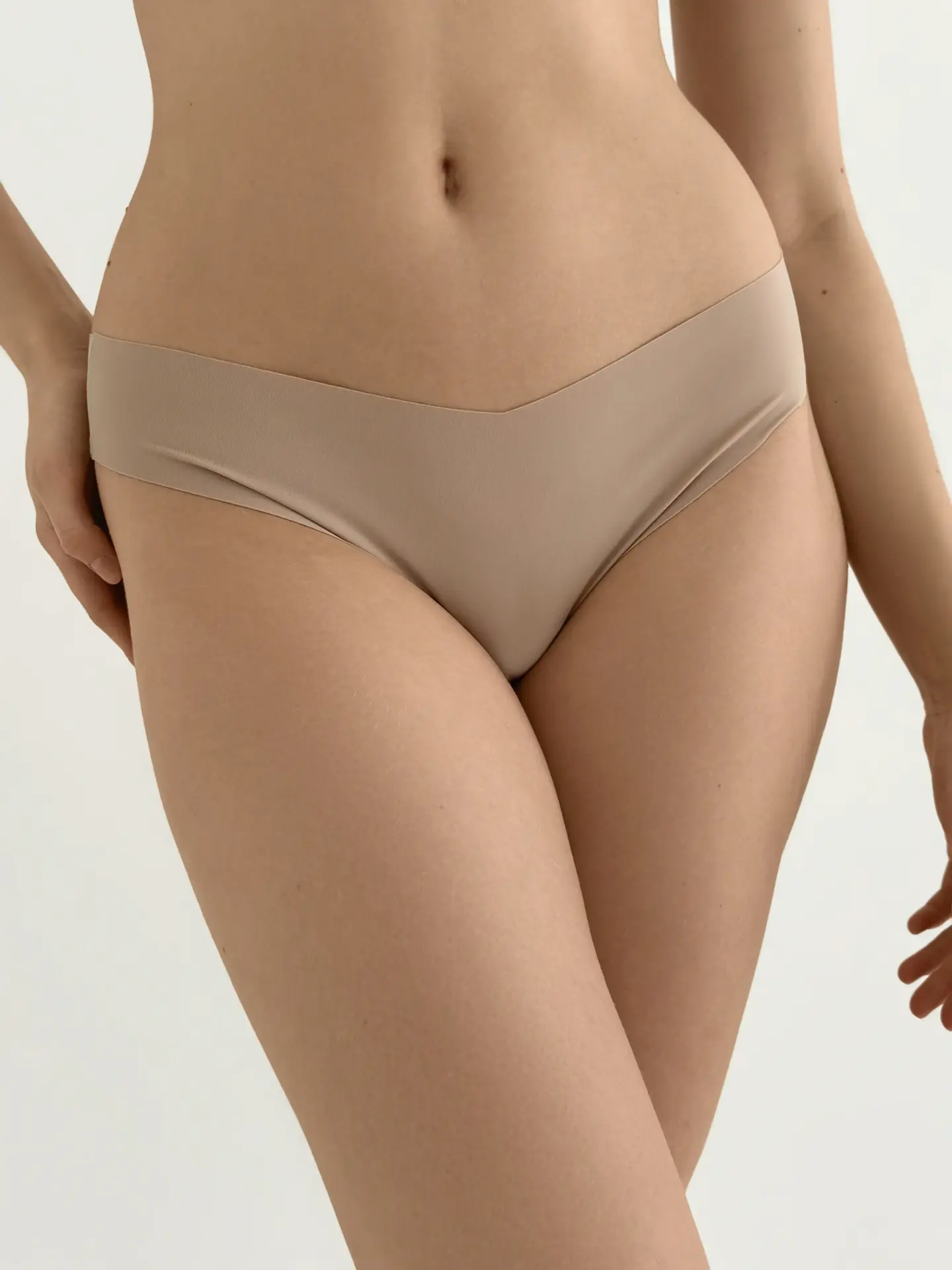 Білизна трусики стрінги безшовні бежеві