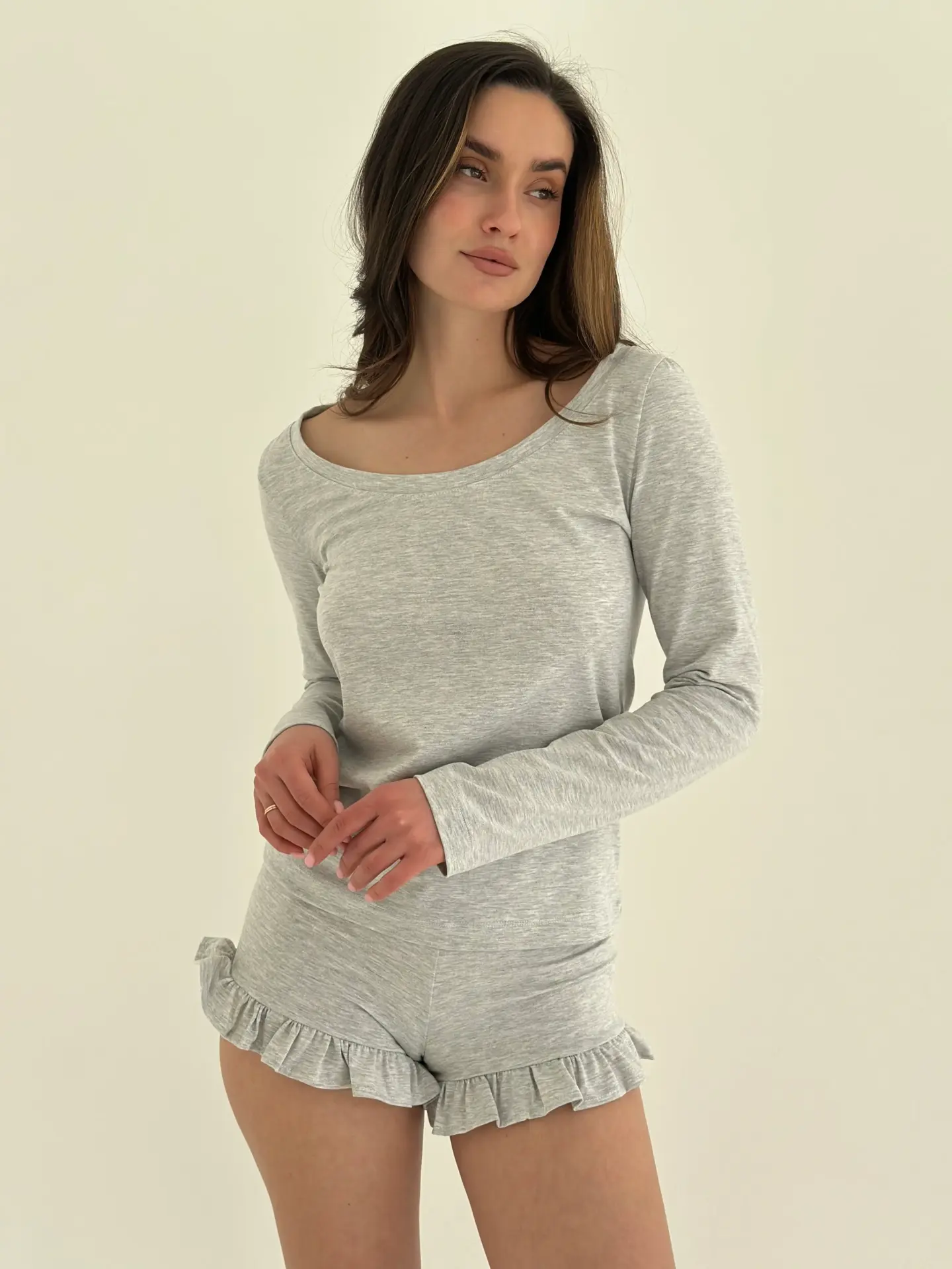 Трикотаж Кулір комплект лонгслів та шорти з рюшами сірий
