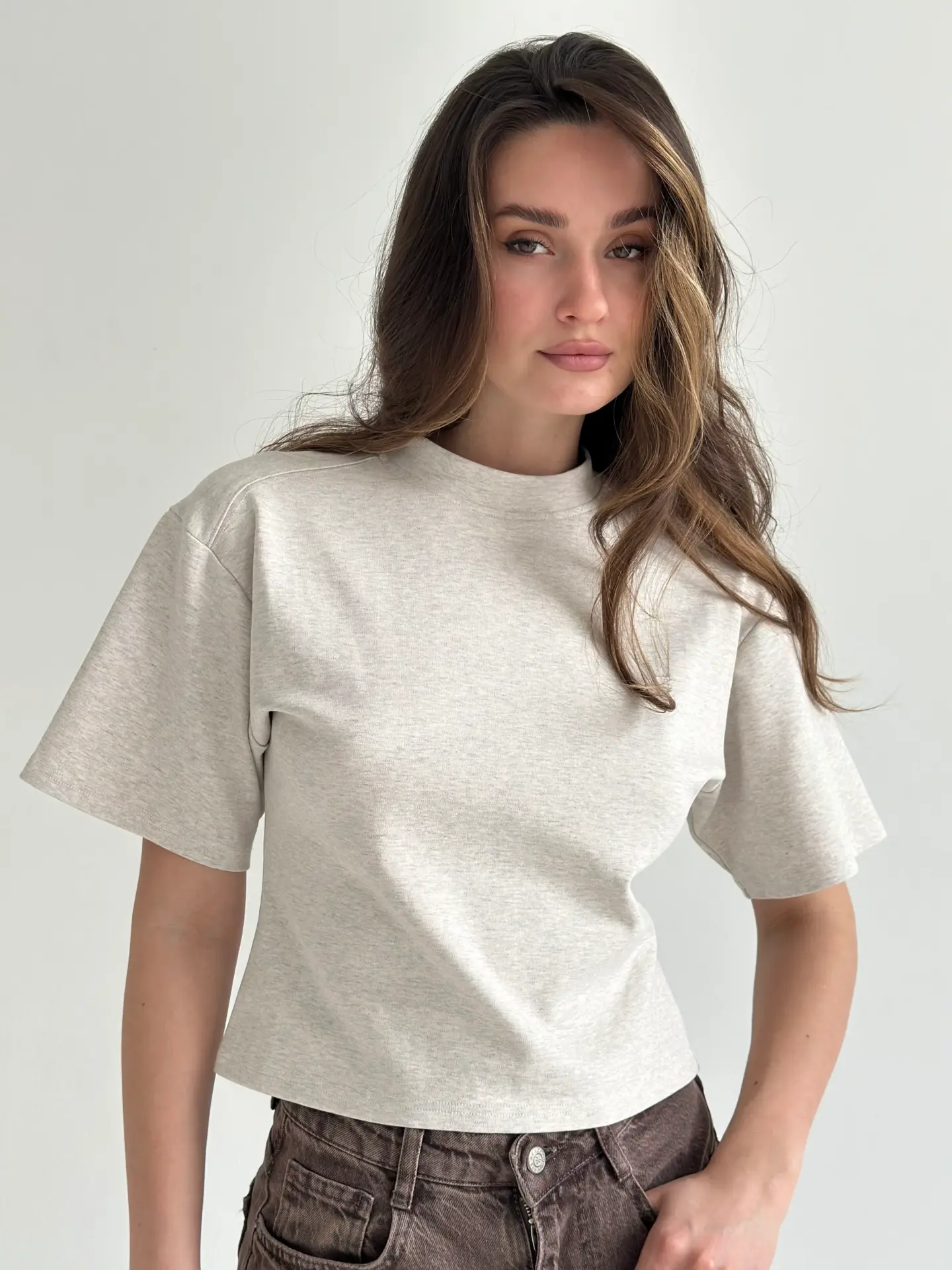 Футболка приталена котон світло-сіра