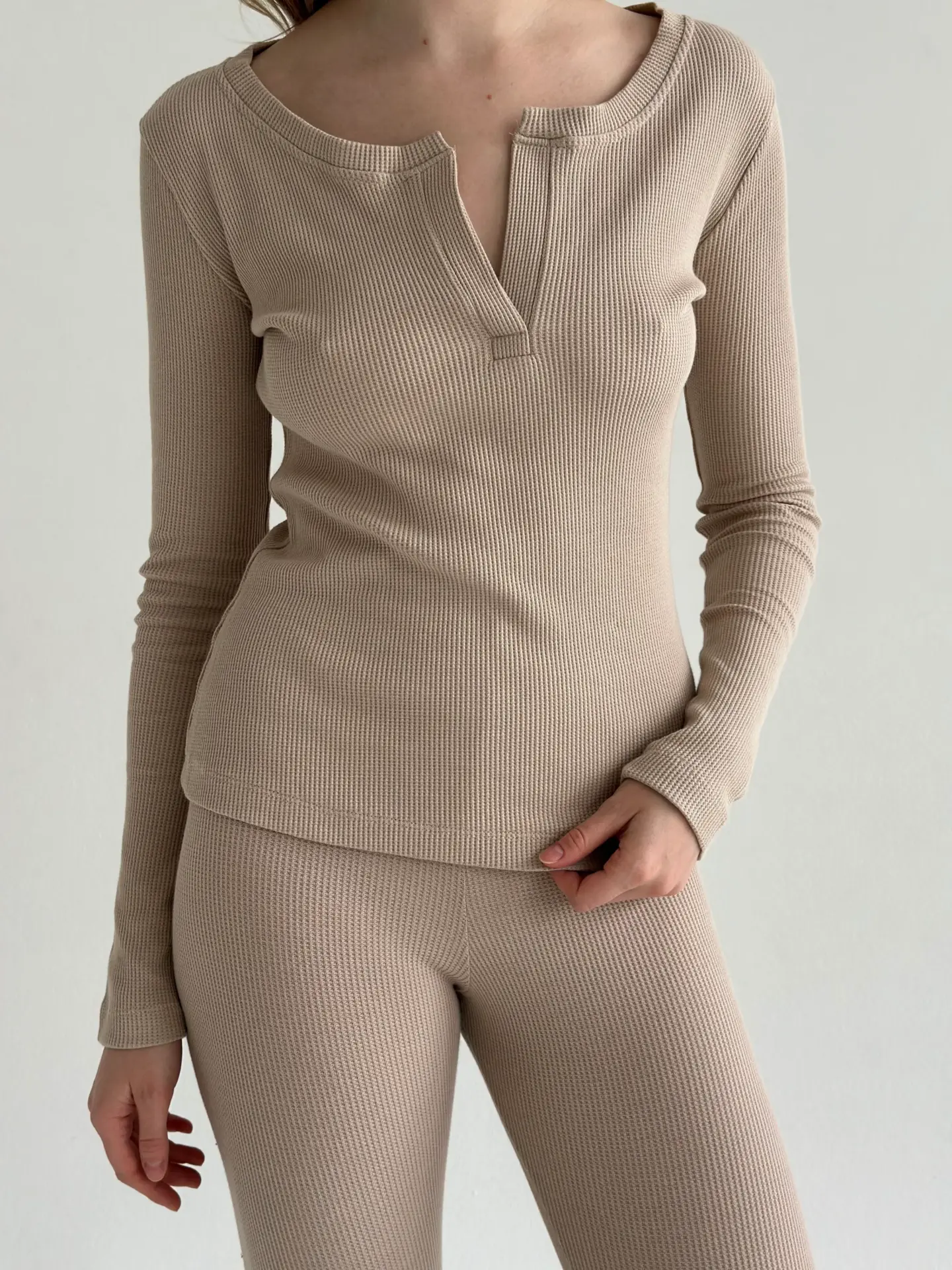 Комплект лонгслів зі стійкою та лосини трикотаж вафельний бежевий