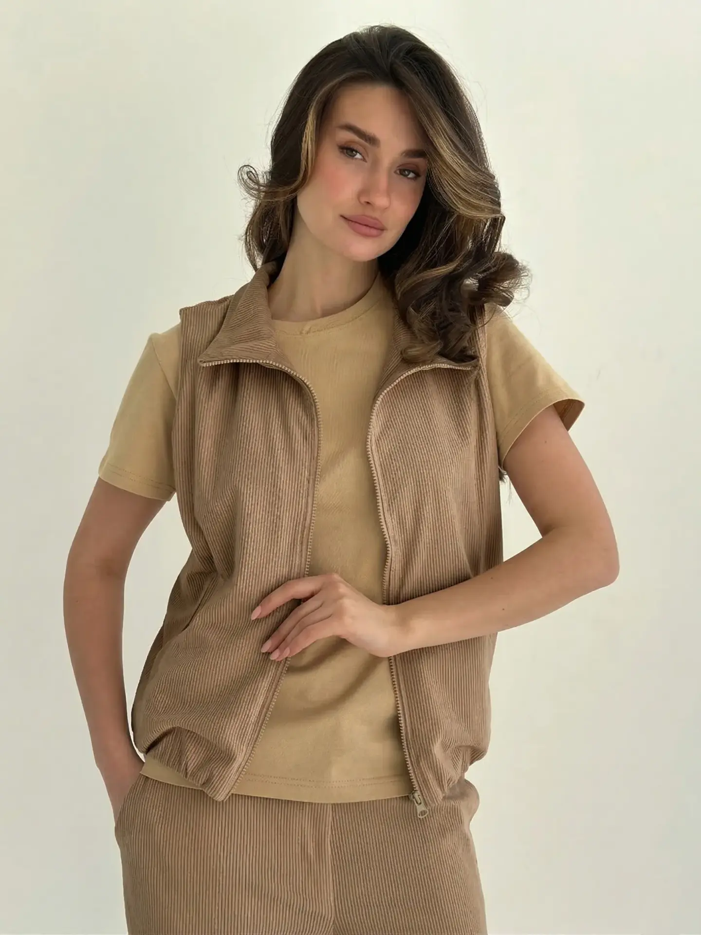 Вельвет жилет бежевий