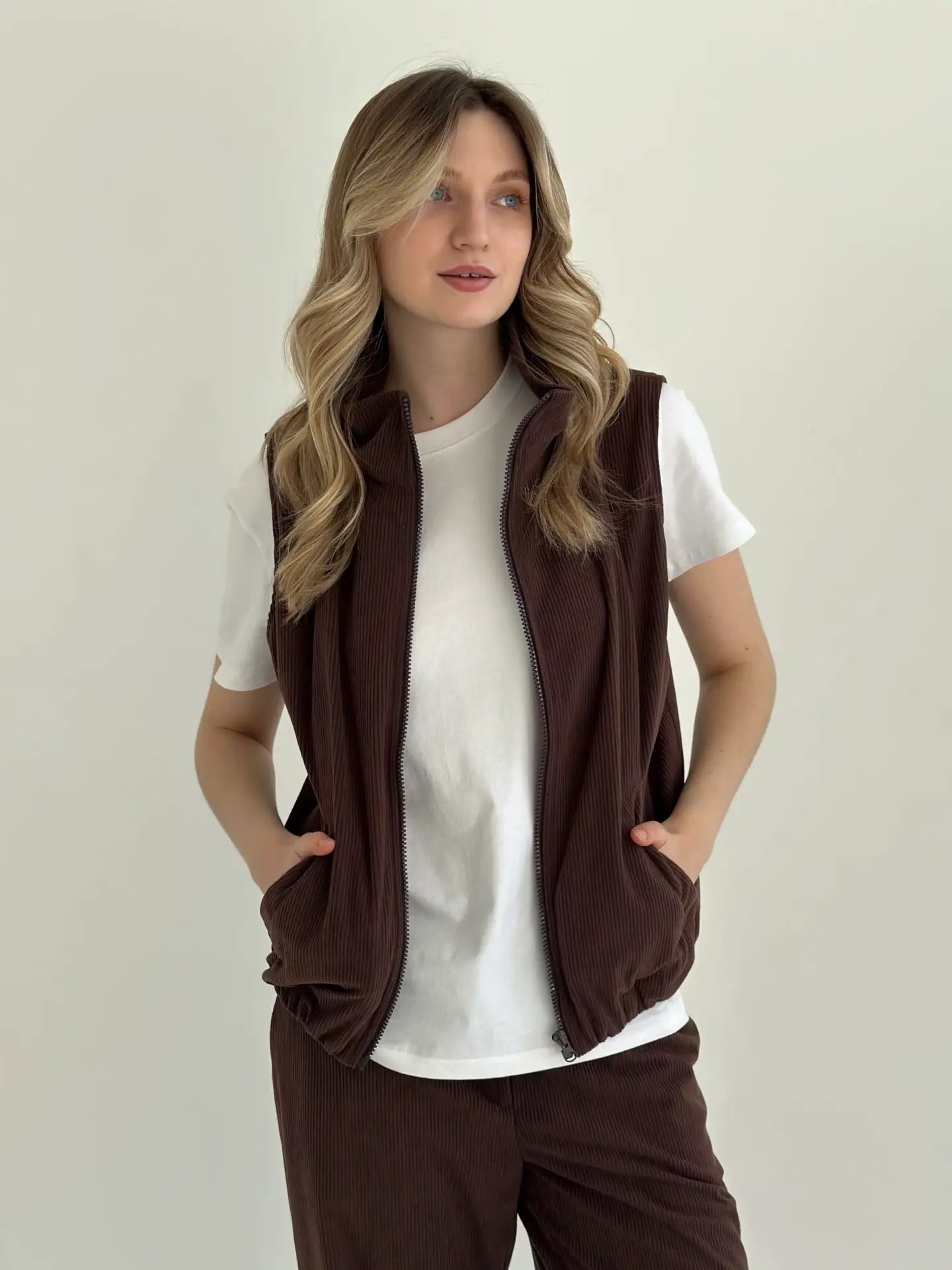 Вельвет жилет коричневий