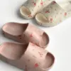 Twins капці піна пляжні та вуличні пудрові у червону квітку (=)