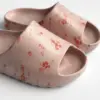 Twins капці піна пляжні та вуличні пудрові у червону квітку (=)