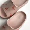 Twins капці піна пляжні та вуличні пудрові у червону квітку (=)