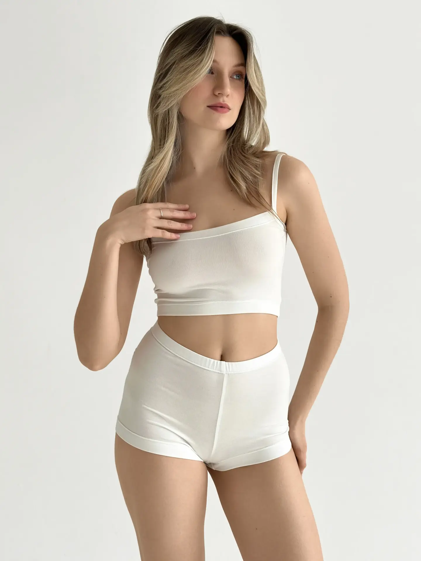 Модал Комплект топ на бретелях та шорти міні молочний