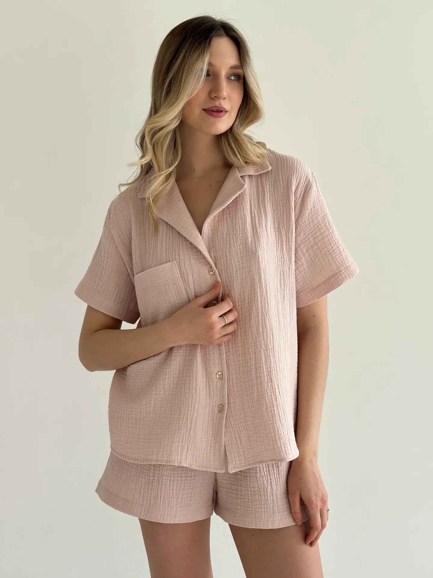 ﻿Мусліновий набір 2-шаровий сорочка з коротким рукавом та шорти пудровий