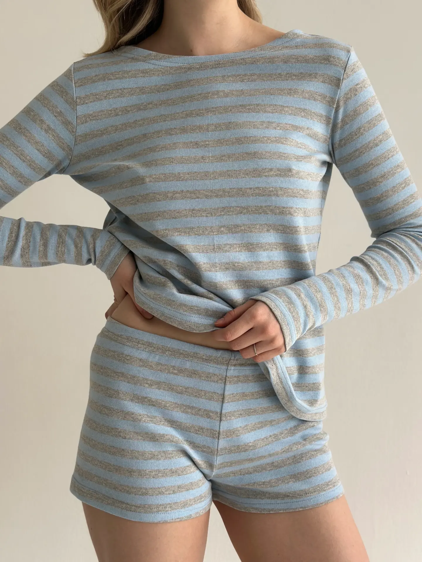 Трикотаж смужка Костюм лонгслів та шорти міні сірий/блакитний