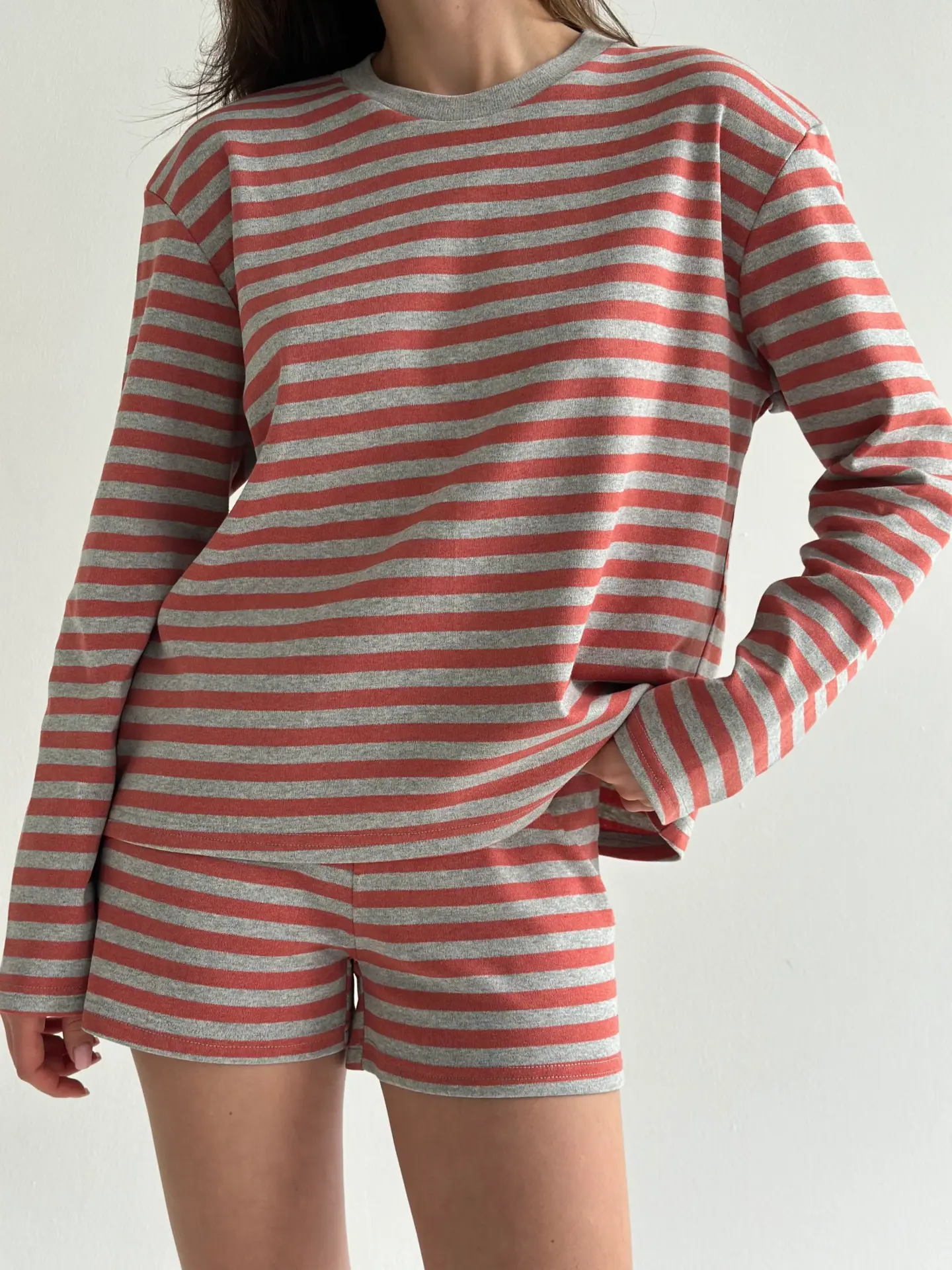 Трикотаж смужка Костюм лонгслів оверсайз та шорти сірий/теракот