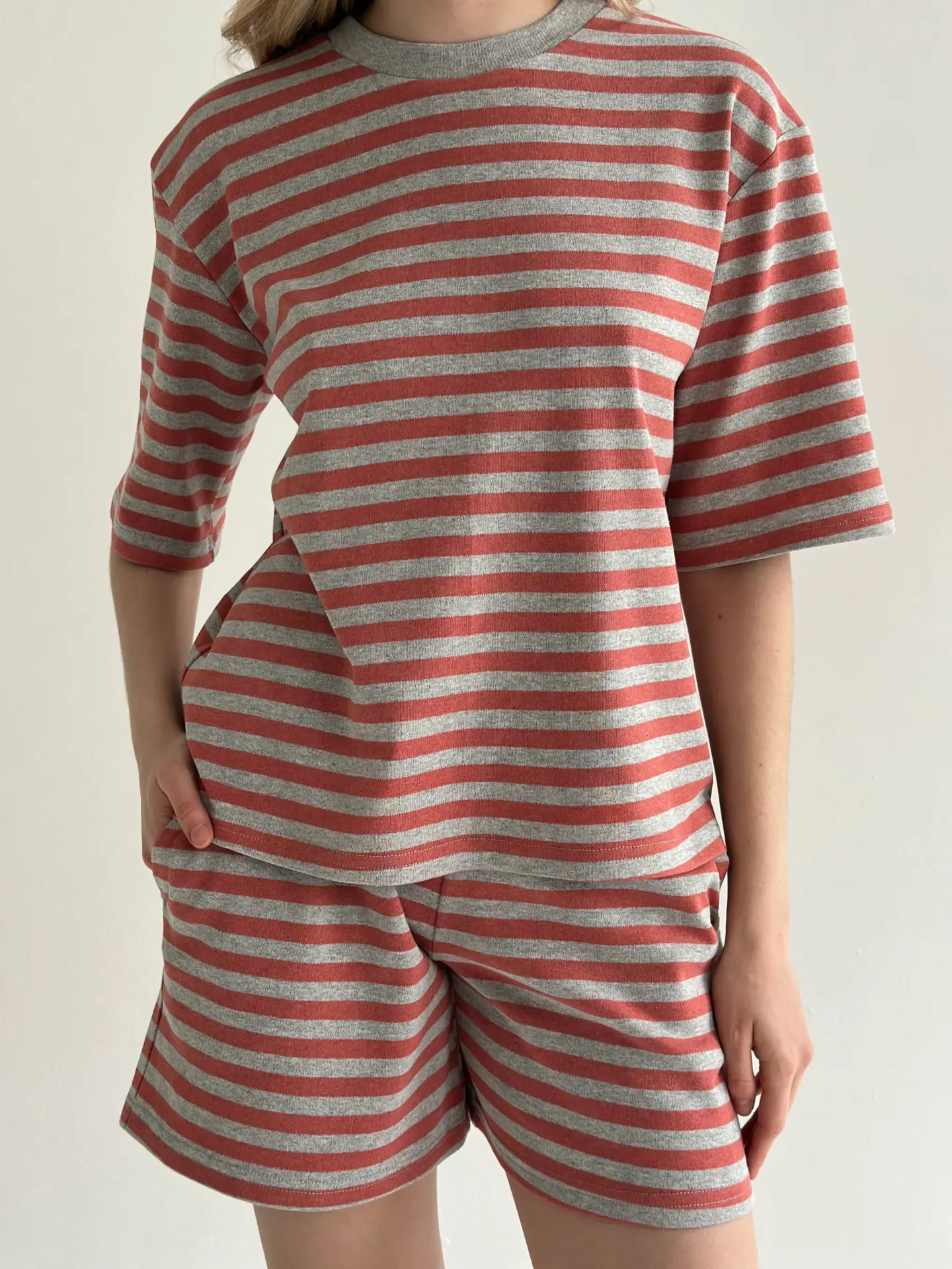 Трикотаж смужка Костюм футболка та шорти сірий/теракот