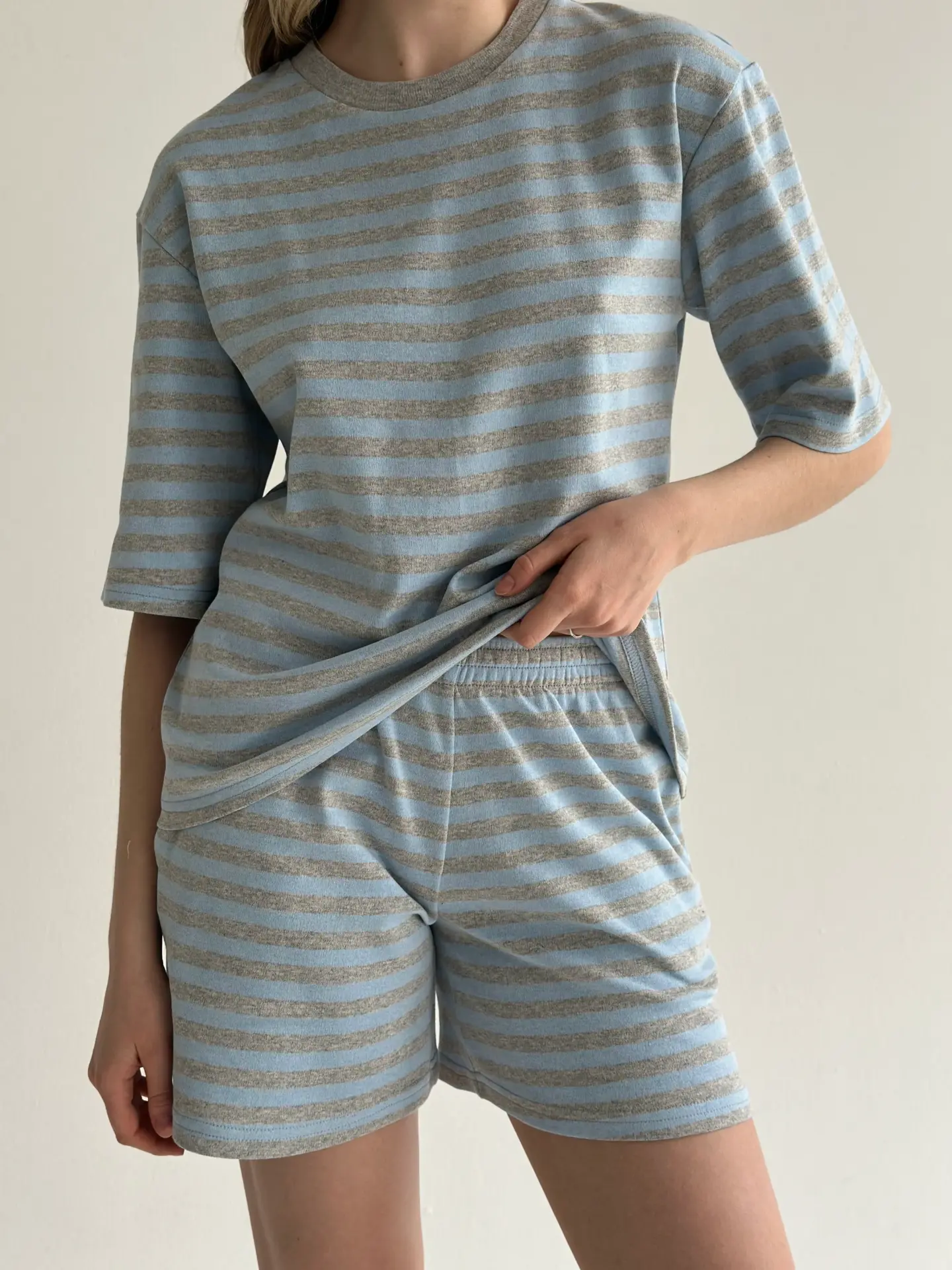 Трикотаж смужка Костюм футболка та шорти сірий/блакитний