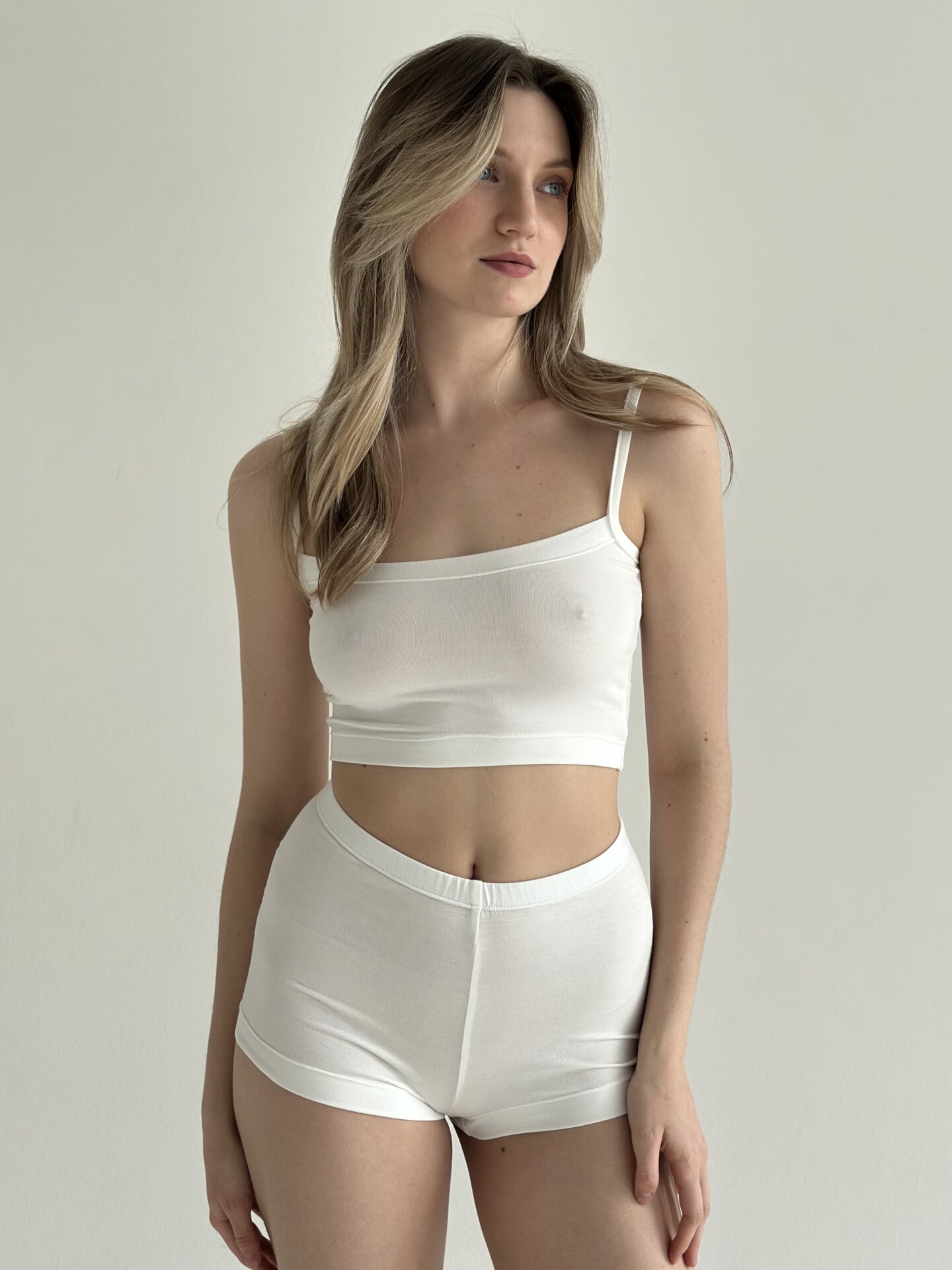 Модал Комплект топ на бретелях та шорти міні молочний