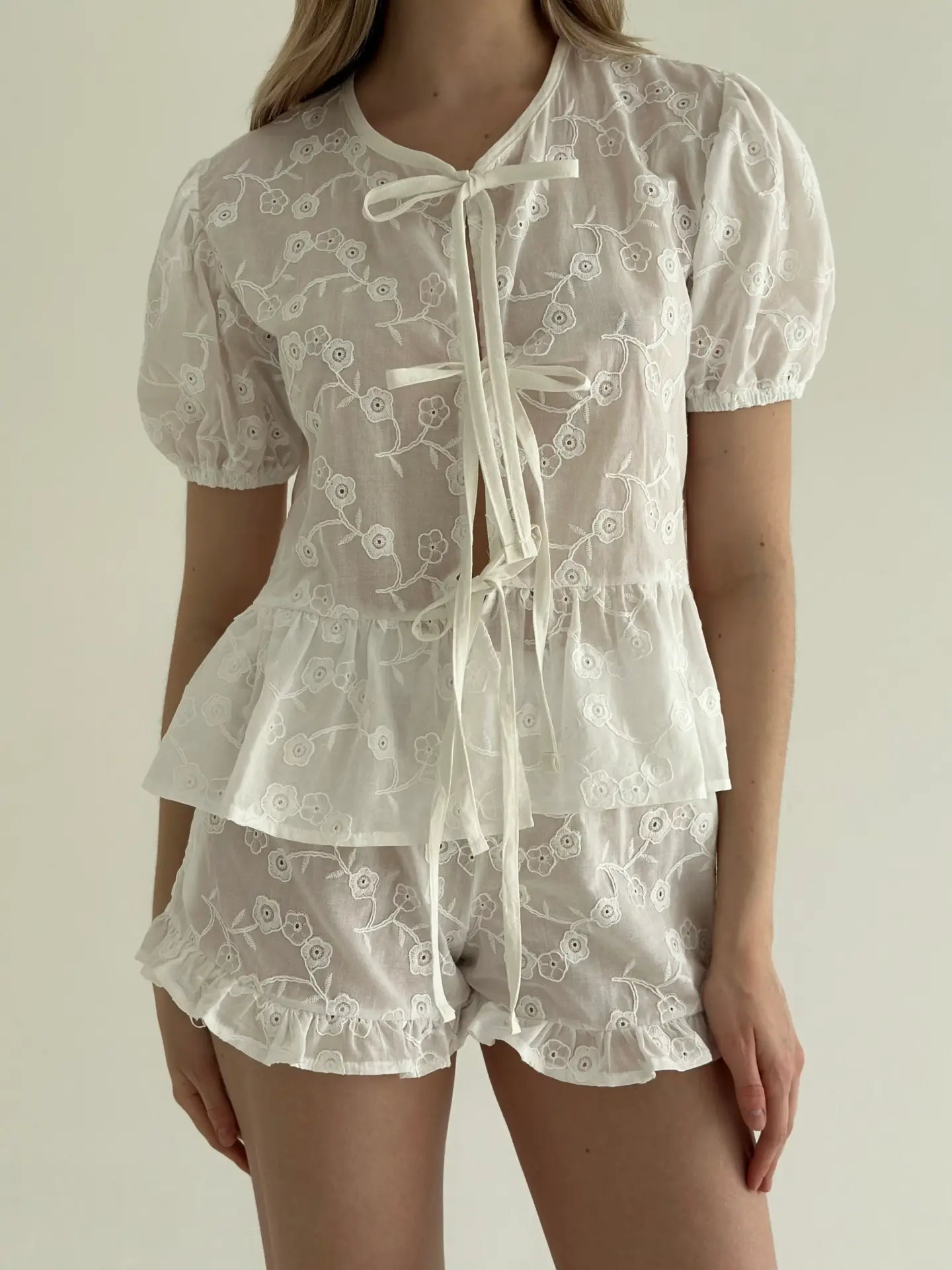 Костюм блузка на завʼязках та шорти з рюшами батист квіти молочний
