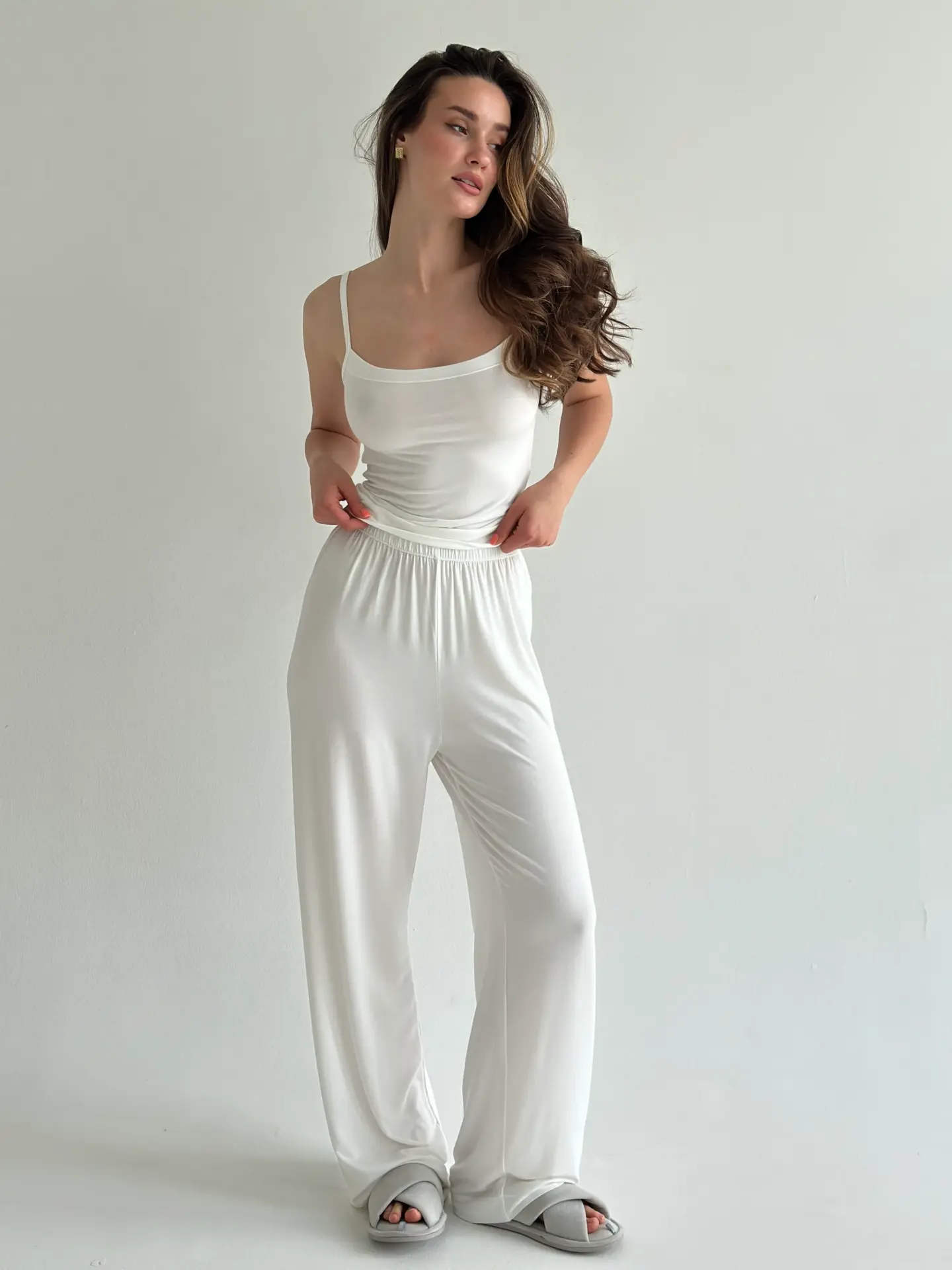 Модал Костюм штани та майка на бретелях молочний