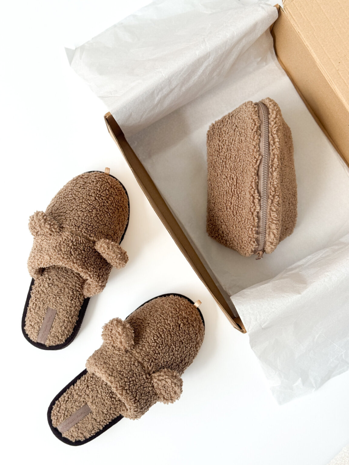 Косметичка TEDDY блискавка пластик коричневого кольору малий ТРИКУТНИК