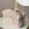 Косметичка середня махра жакард з квітами колір бежевий