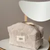 Косметичка середня махра жакард з квітами колір бежевий
