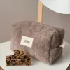 Косметичка середня махра жакард з квітами колір коричневий