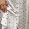 Сукня на ґудзиках муслін троянда червона дрібна на молочному