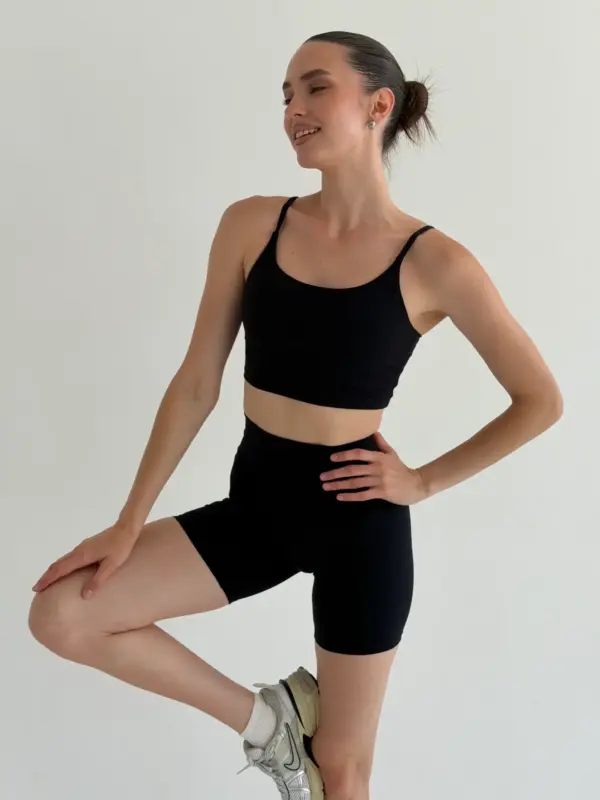 Yoga топ з тонкими бретелями чорний